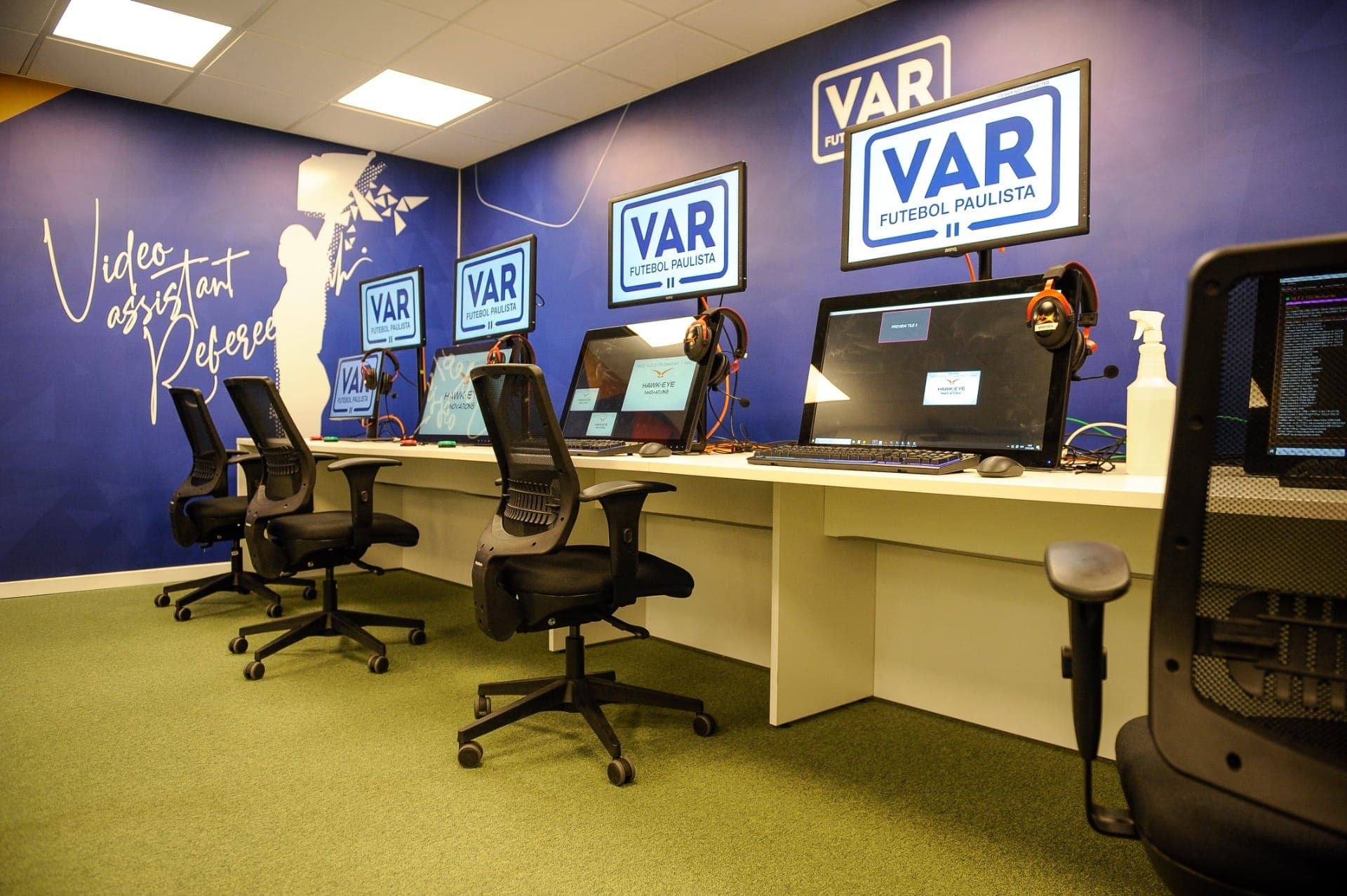 Sala do VAR na sede da Federação Paulista de Futebol