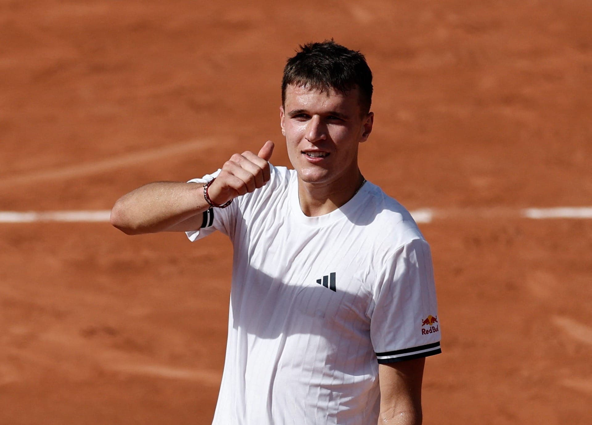 Jakub Mensik comemora vitória em Roland Garros