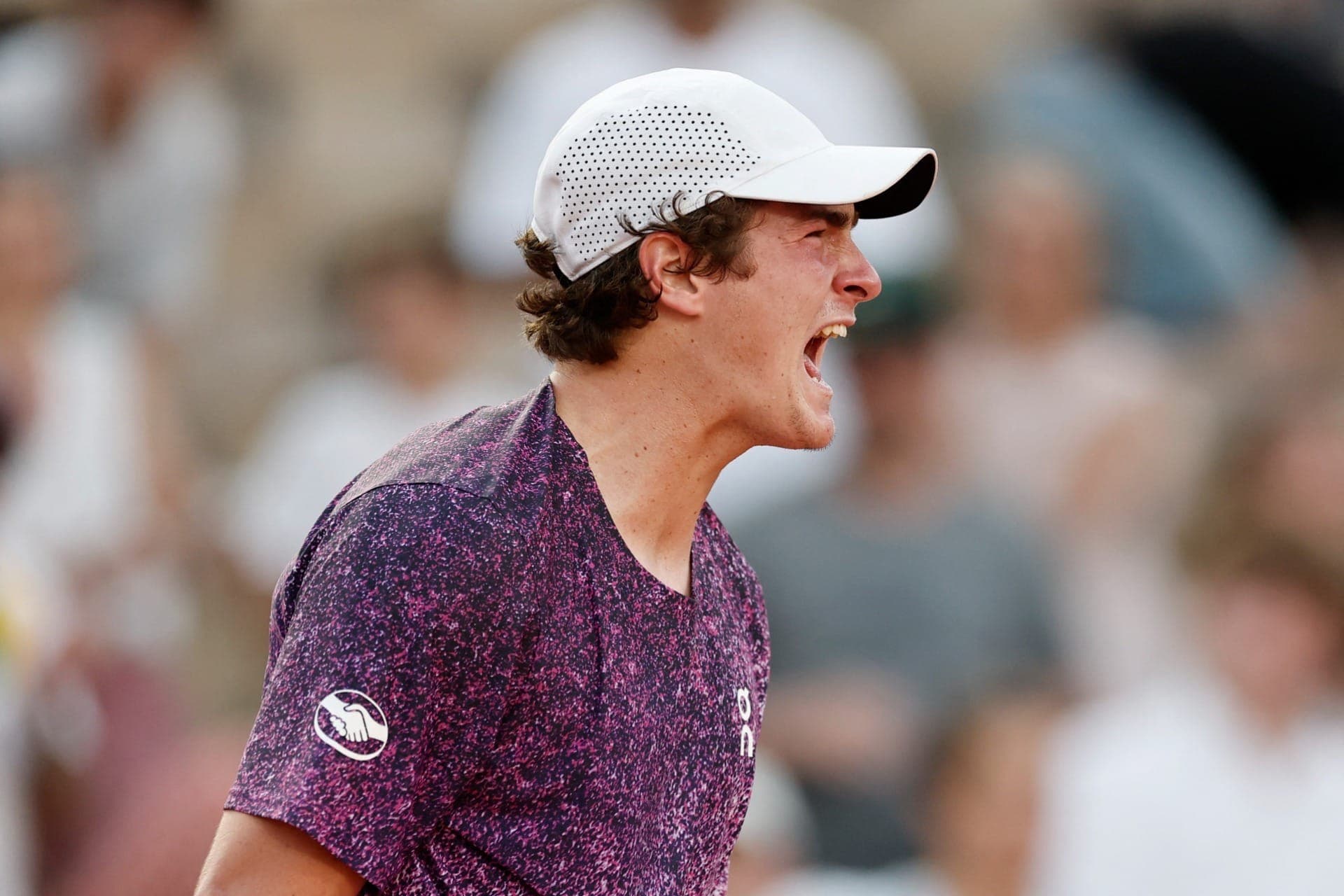João Fonseca comemora vitória na segunda rodada de Roland Garros