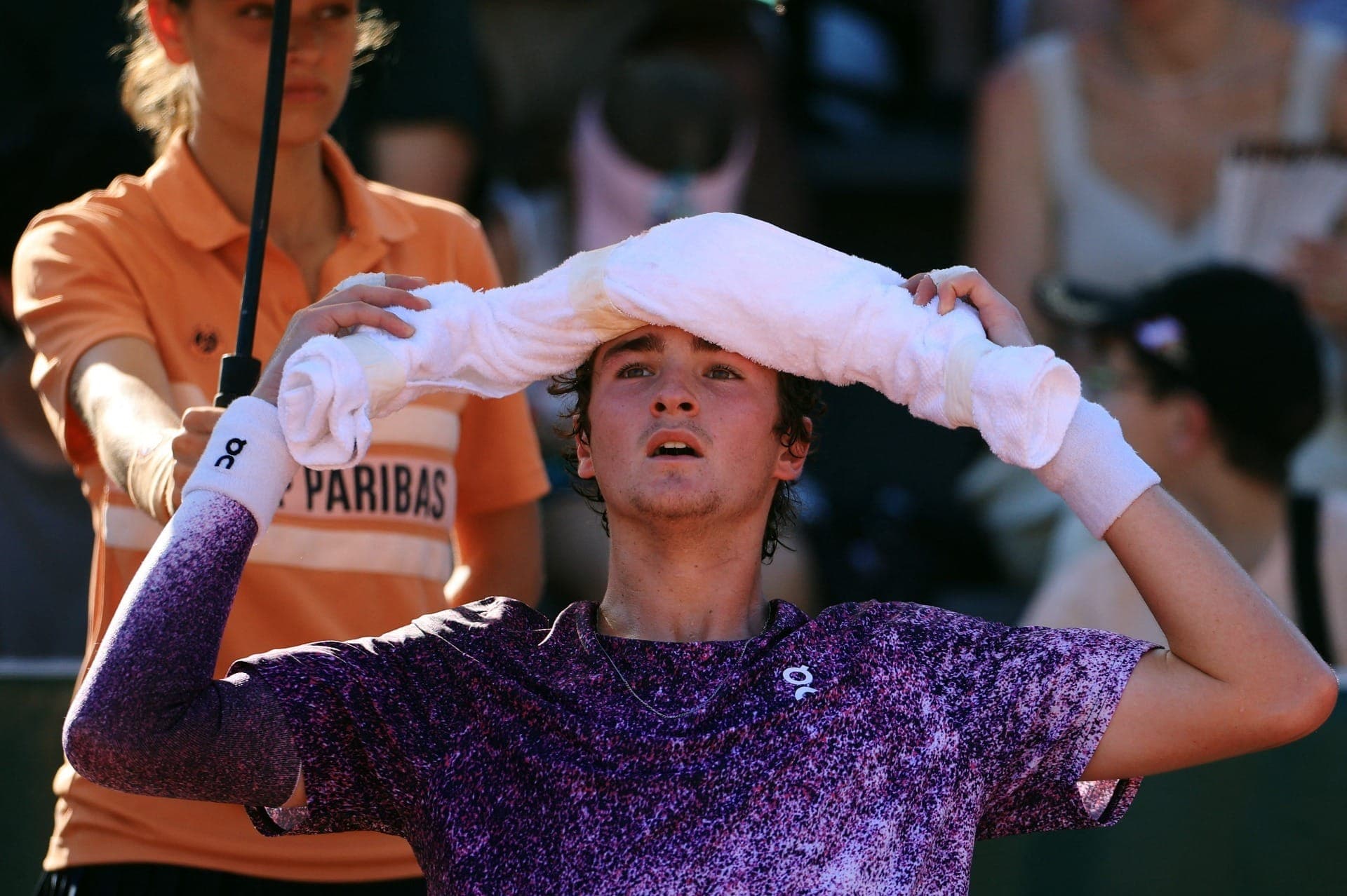 João Fonseca sofre com calor em segundo jogo de Rolando Garros
