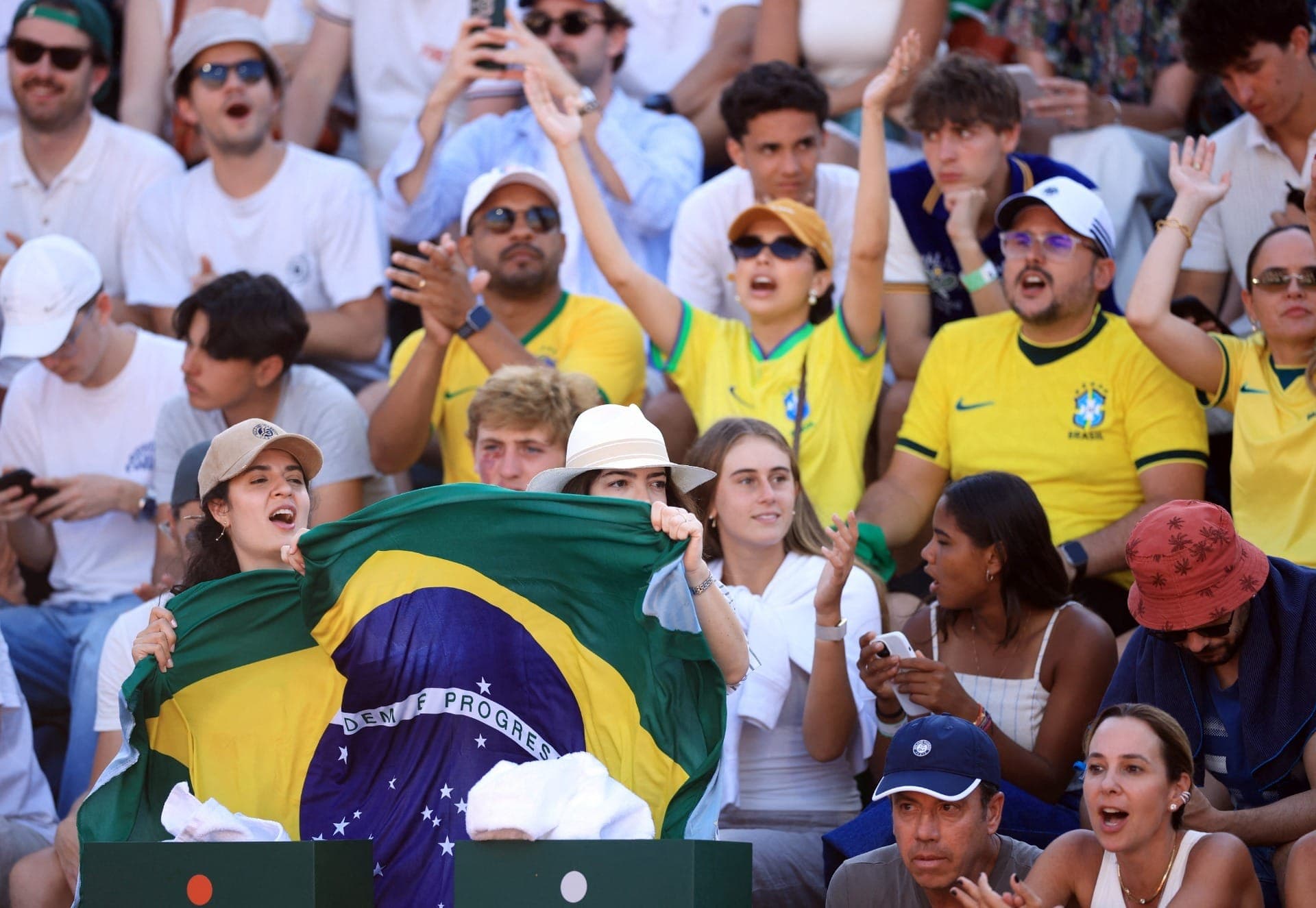 https://img.band.com.br/image/2026/05/27/torcida-brasileiro-no-jogo-de-joao-fonseca-na-segunda-rodada-em-roland-garros-165340.webp