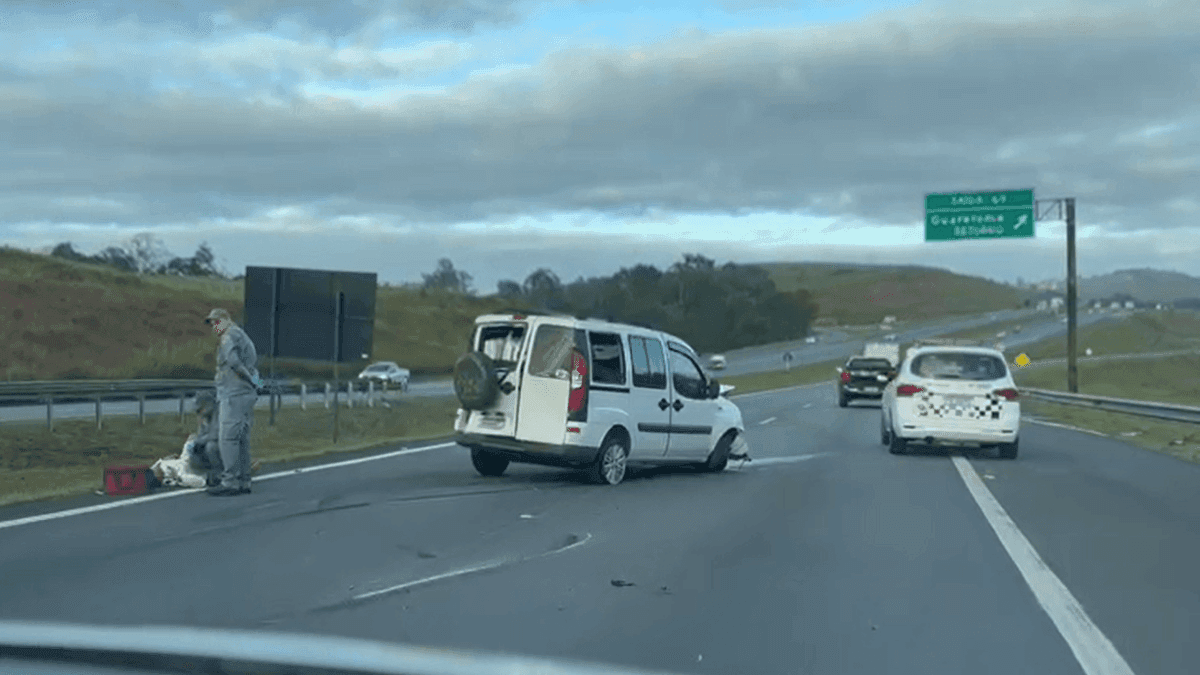 Carro bate contra defensa metálica e deixa vítima leve na Carvalho Pinto