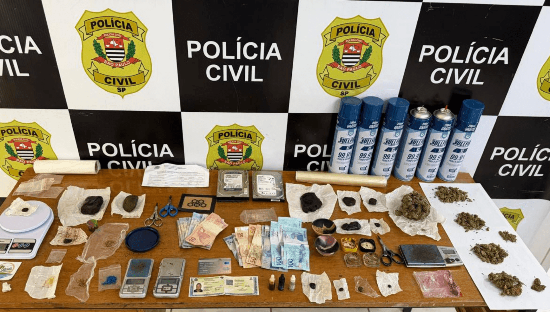 Equipamentos e drogas apreendidas pela Polícia Civil