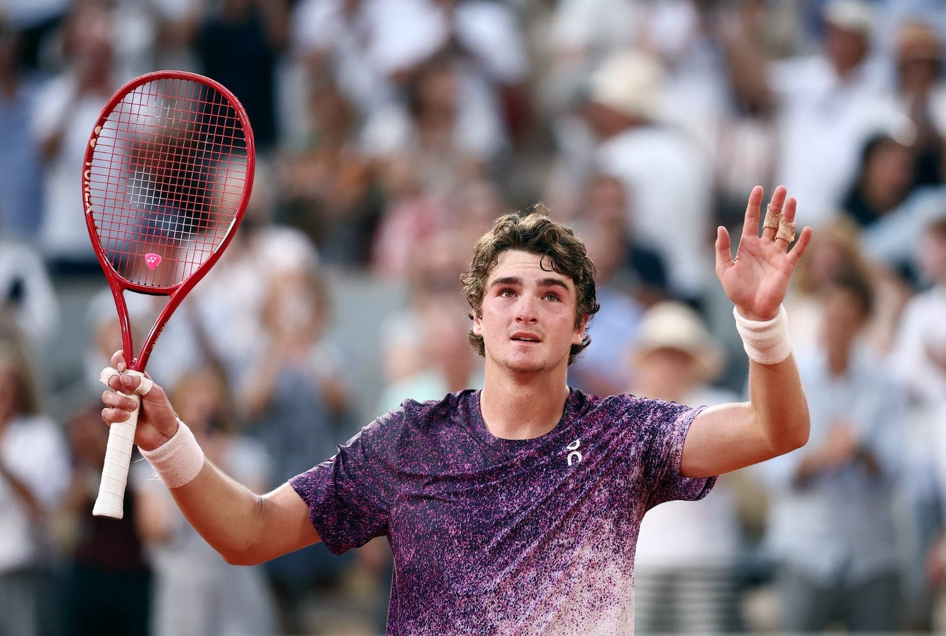 João Fonseca comemora vitória contra Novak Djokovic