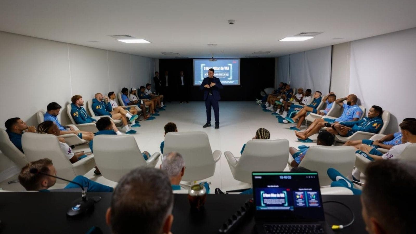 Palestra sobre a arbitragem para os jogadores da Seleção Brasileira