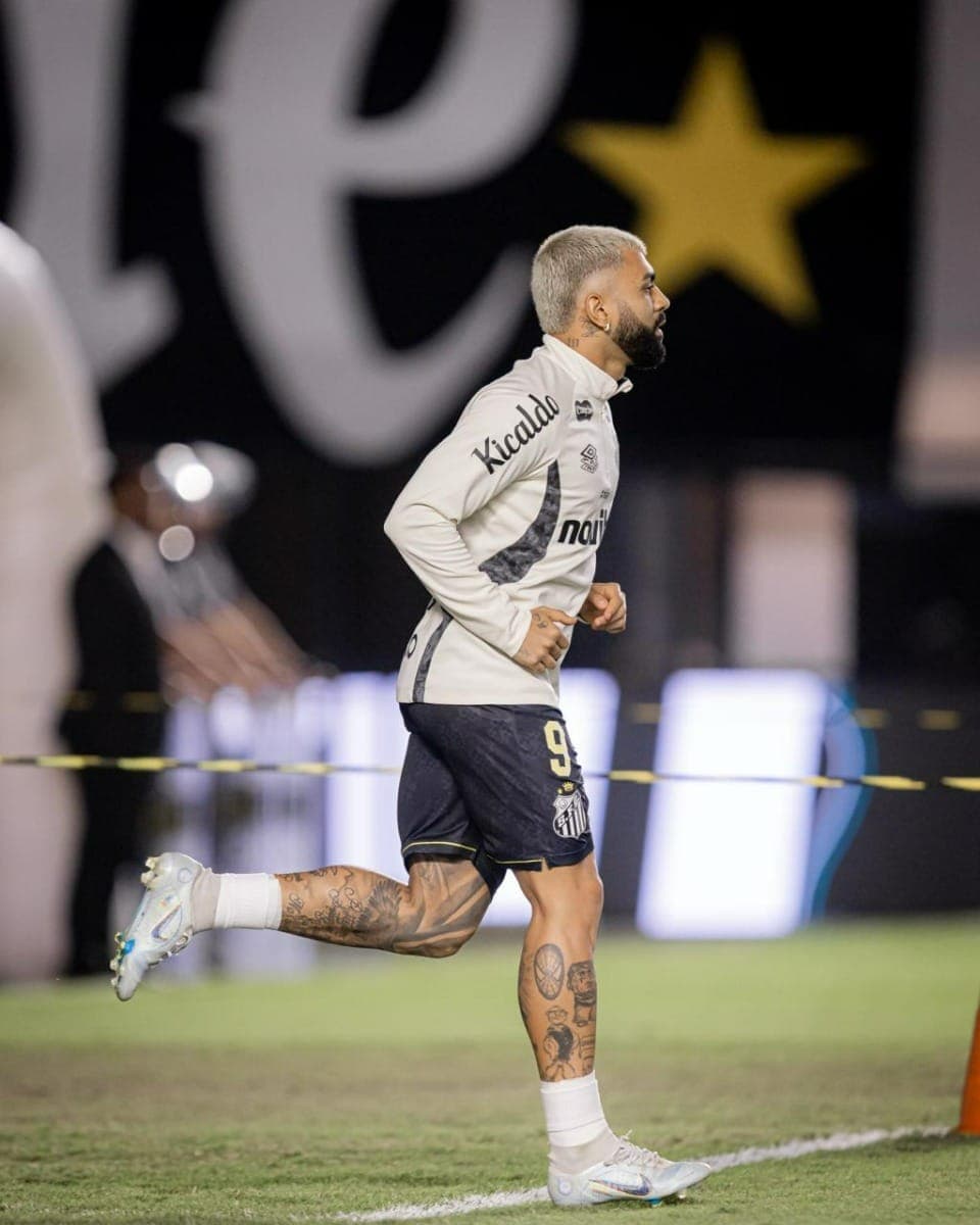 Gabigol durante aquecimento do Santos na Vila Belmiro
