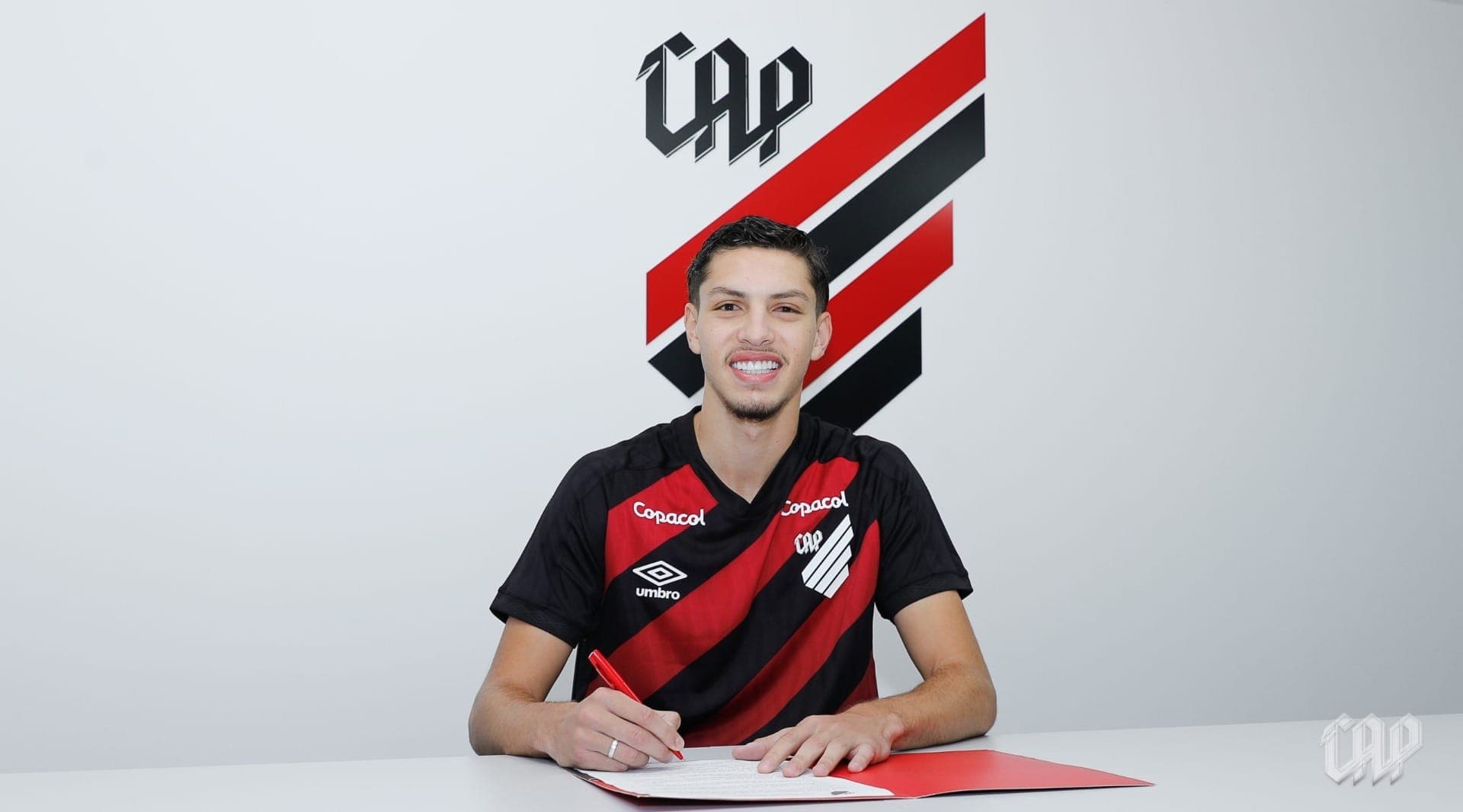 Jogador foi anunciado oficialmente nesta sexta-feira