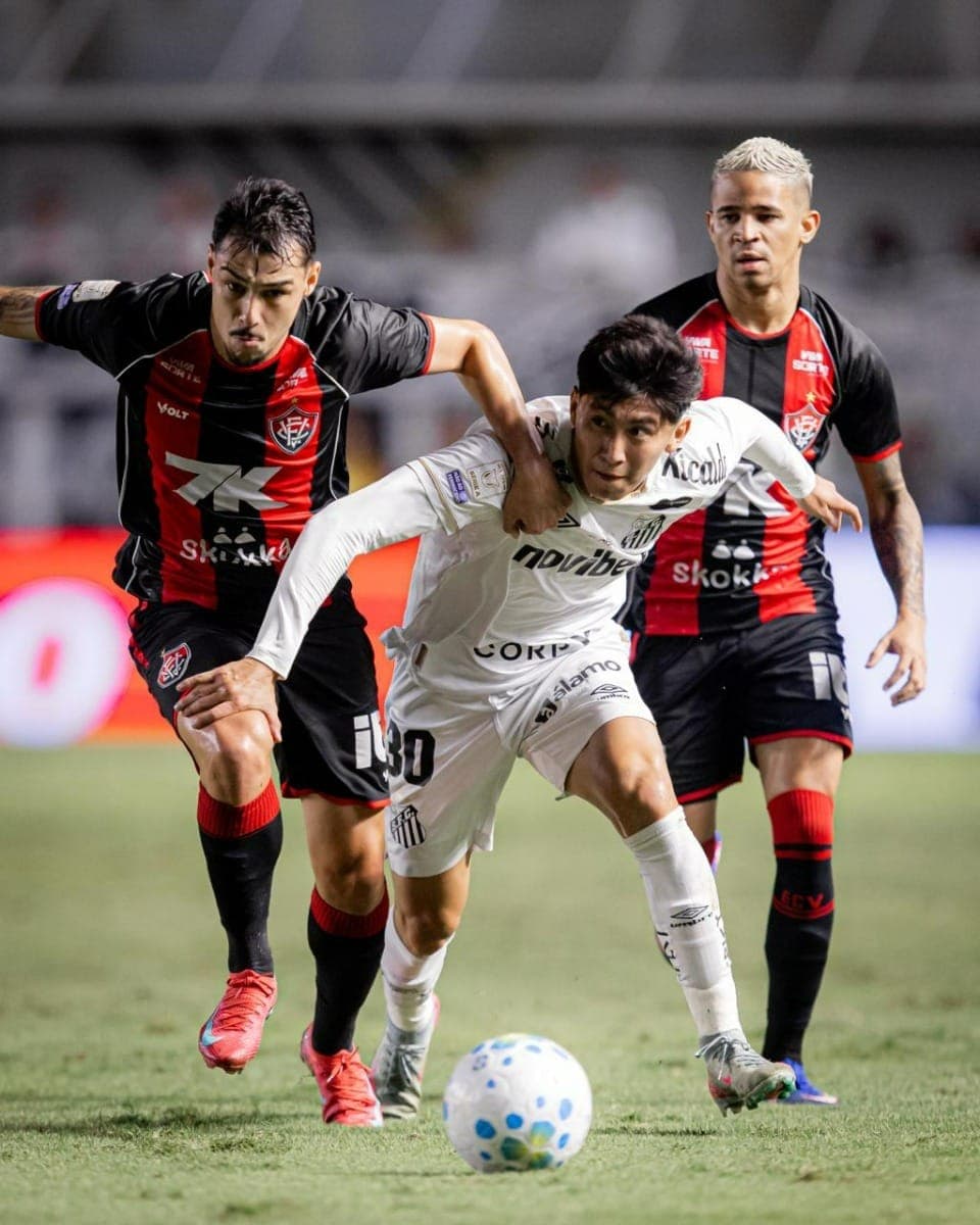 Miguelito marcado por jogadores do Vitória