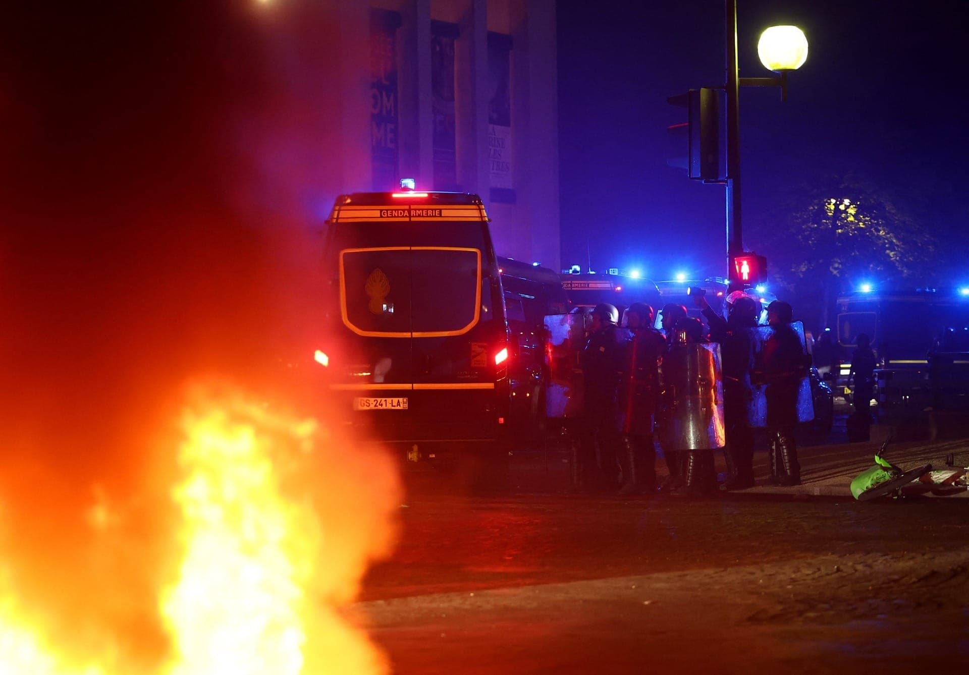 Policiais patrulham ruas de Paris após comemorações pela conquista do bicampeonato da Champions League pelo PSG terminarem em confrontos, incêndios e mais de 400 prisões na França