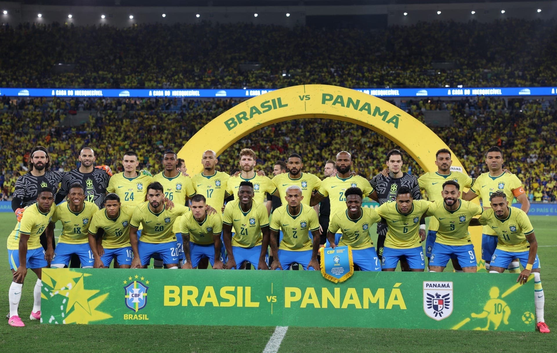 Seleção Brasileira posando para foto em jogo contra Panamá