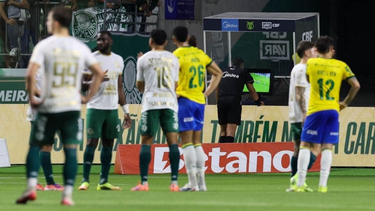 Palmeiras x Chapecoense ficou marcado por polêmicas de arbitragem