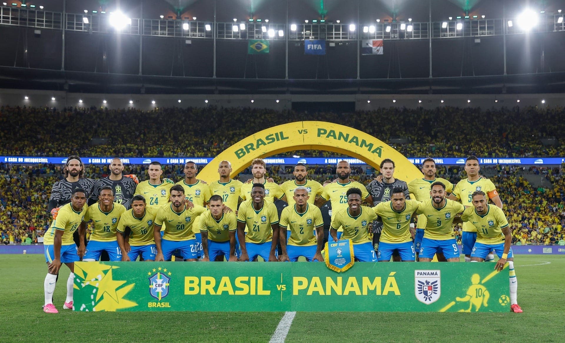 Seleção Brasileira com uniforme amarelo antes de enfrentar o Panamá