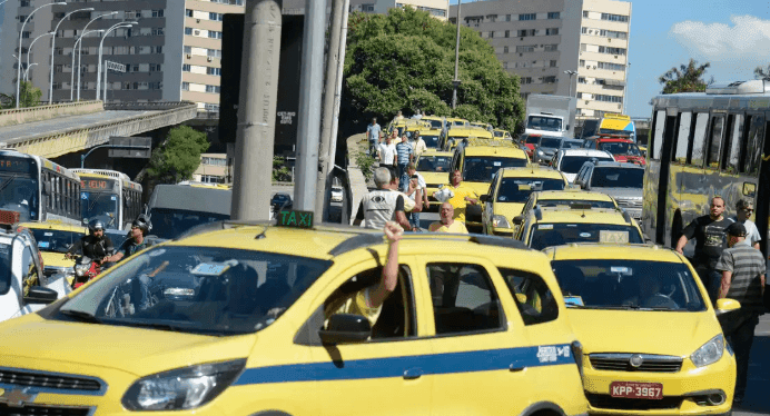 Taxistas comemoram autorização para transferência de outorga