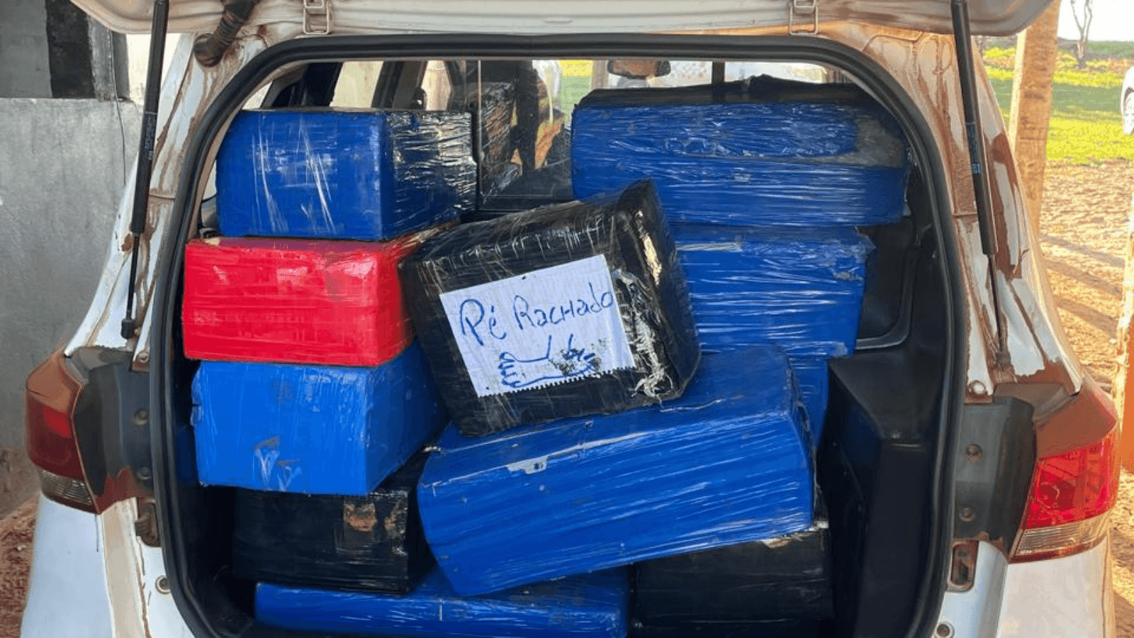 A droga estava escondida em um compartimento subterrâneo