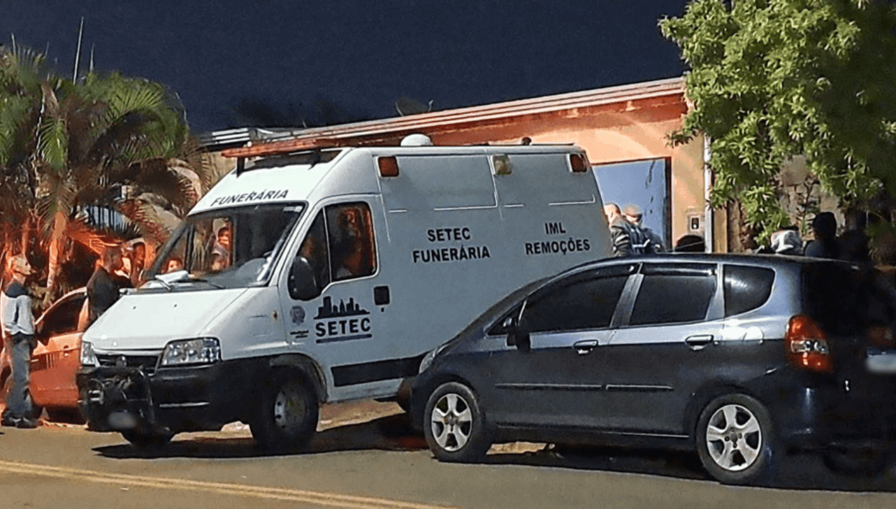 A Polícia Militar encontrou o corpo do casal na casa