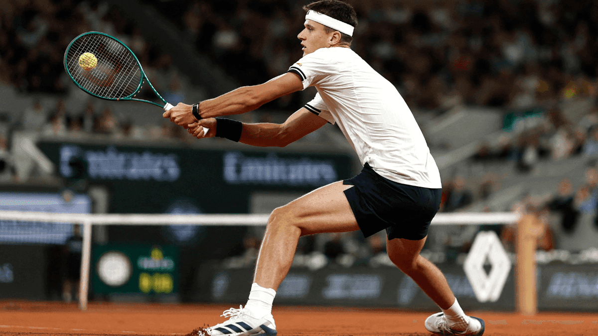 Jakub Mensik em ação contra João Fonseca em Roland Garros