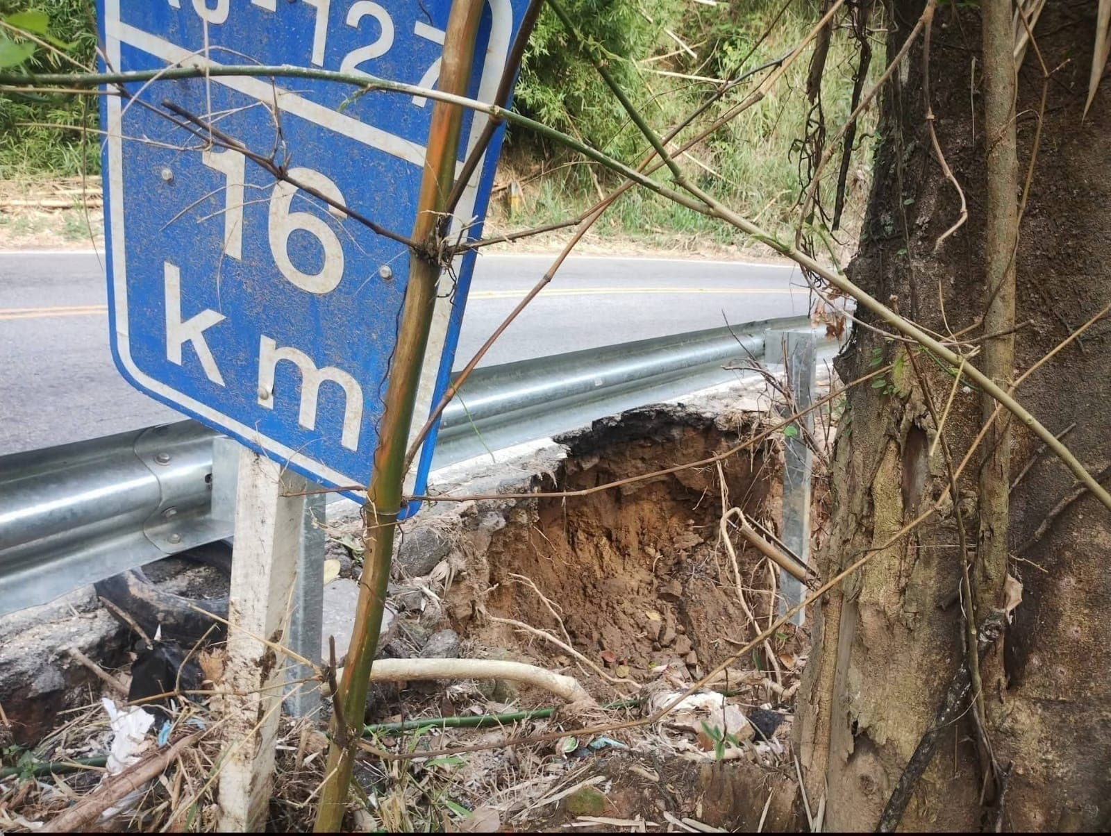 Motoristas denunciam buracos e risco na Serra de Paracamb