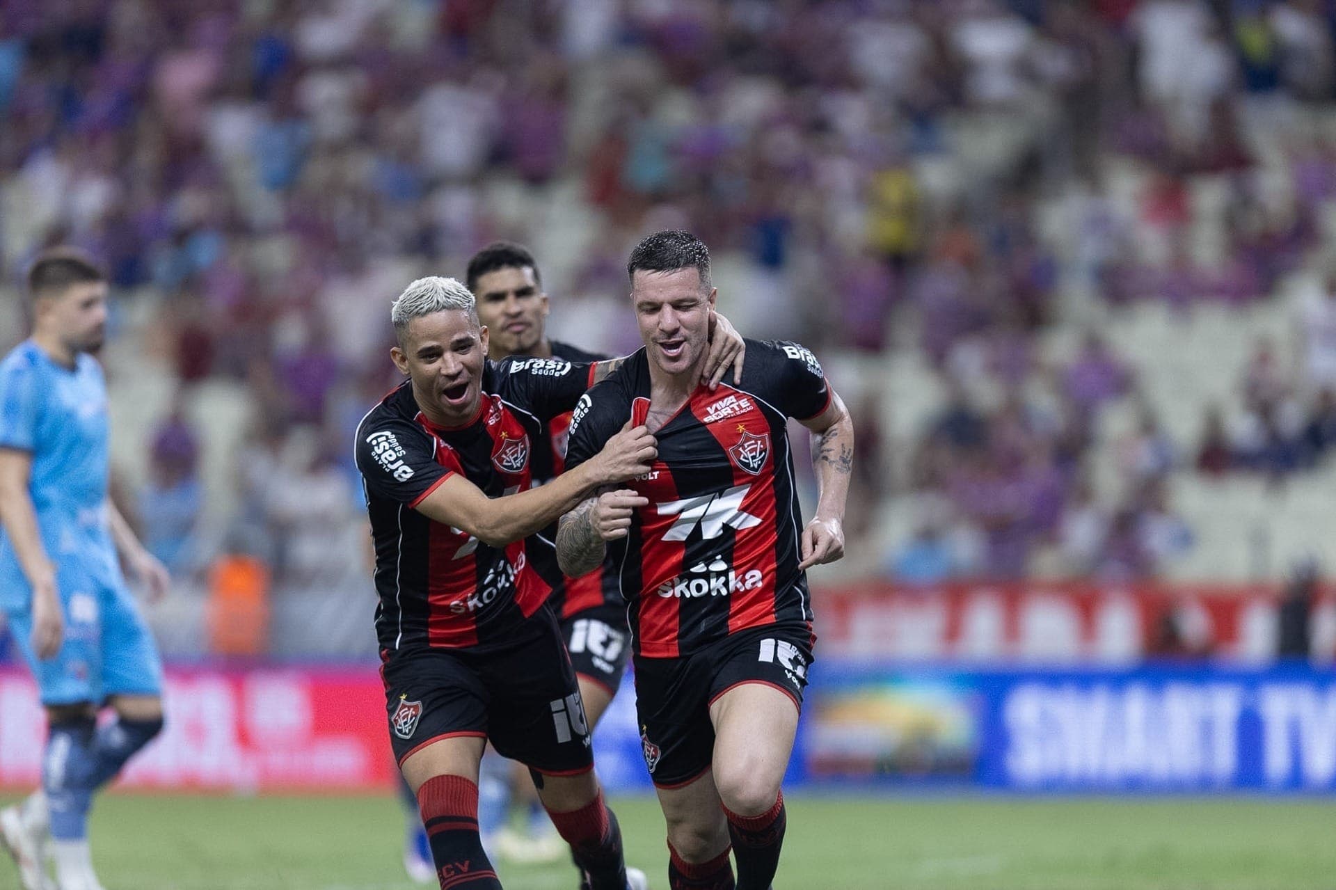 Renato Kayzer, do Vitória, comemora seu gol marcado sobre a equipe do Fortaleza