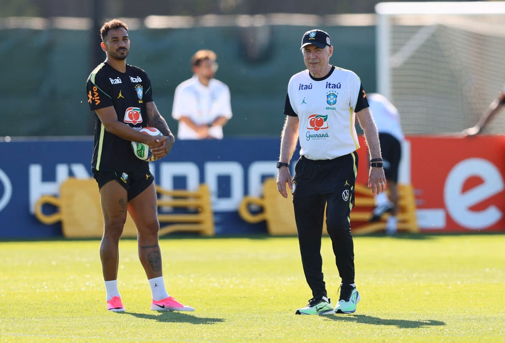 Danilo e Ancelotti no treino da Seleção Brasileira, nos Estados Unidos