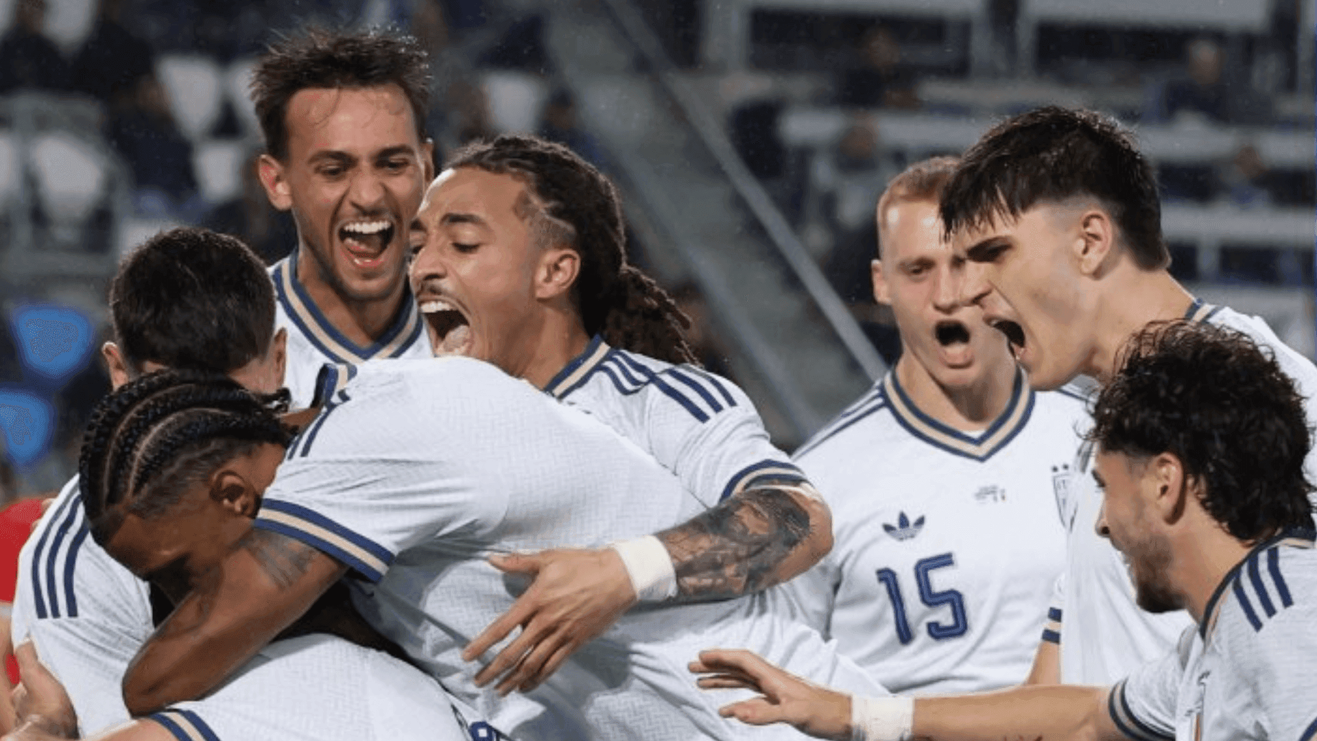 Jogadores da Itália comemorando o gol da vitória contra Luxemburgo