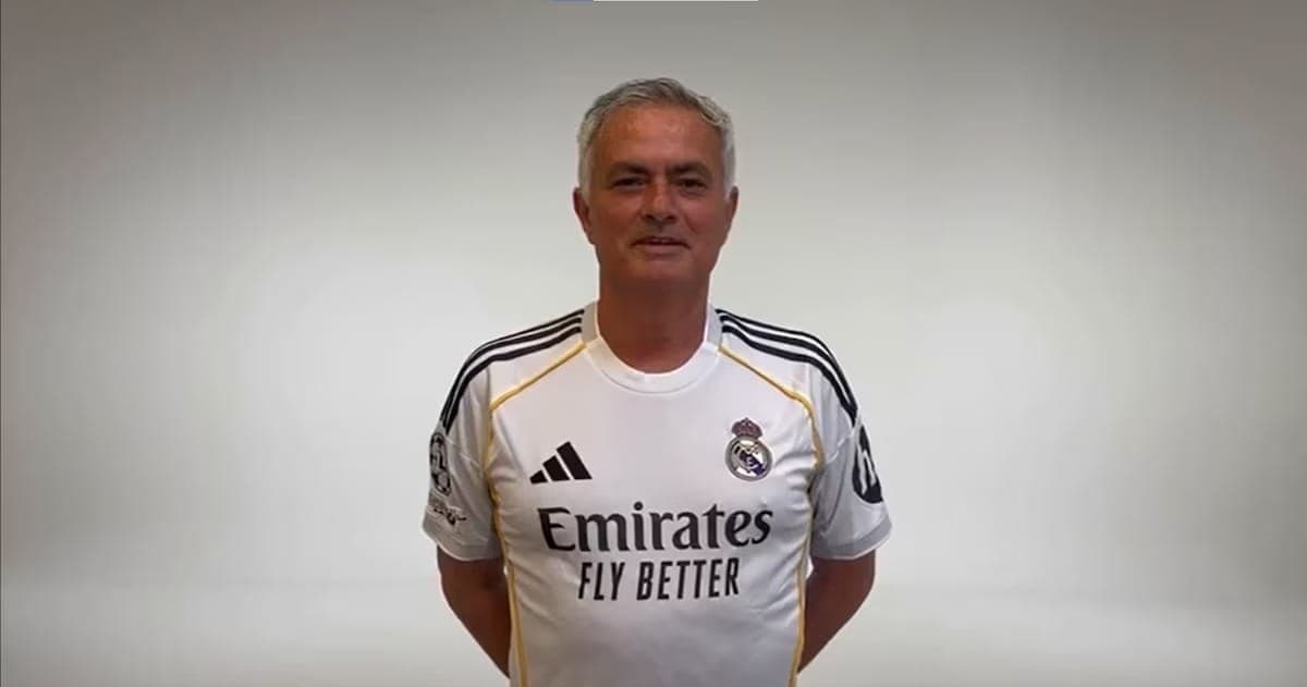 Mourinho aparece vestido com a camisa do Real Madrid e pode ser o próximo treinador da equipe
