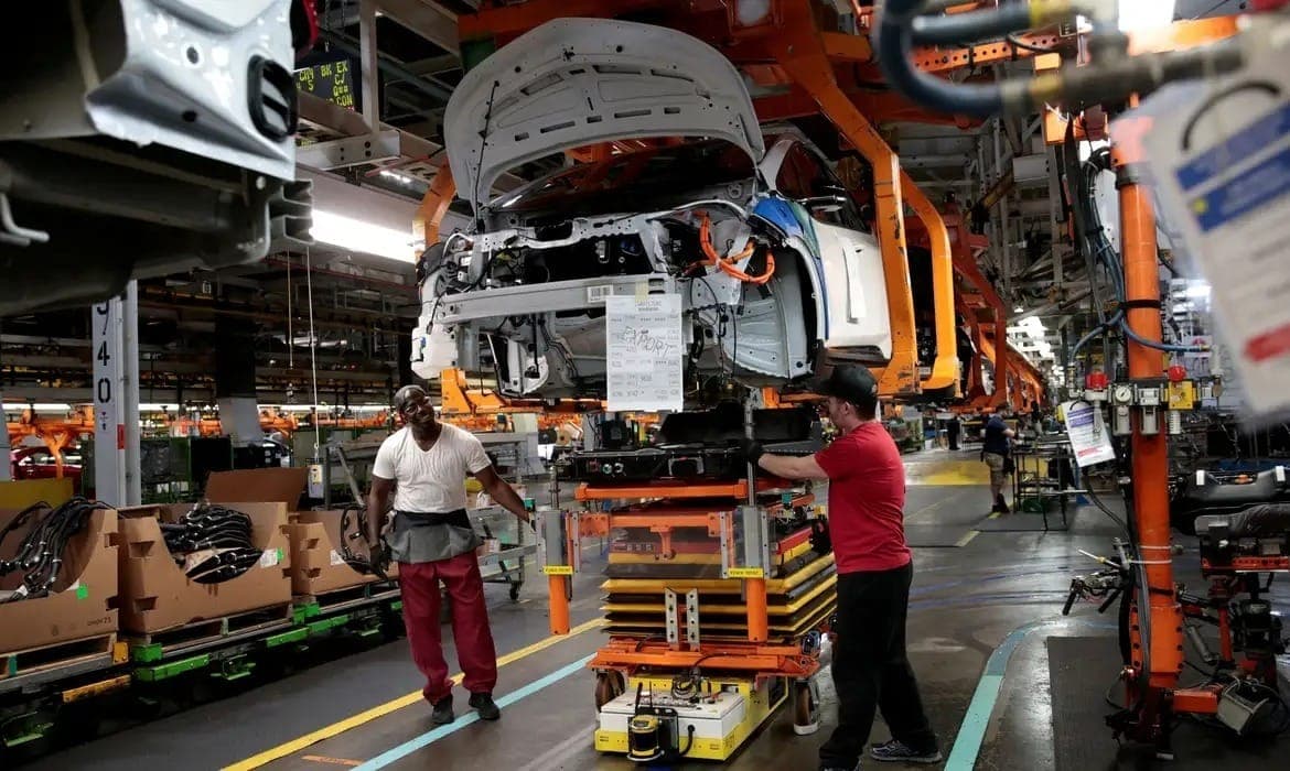Produção industrial cresce 0,7% em abril, aponta IBGE
