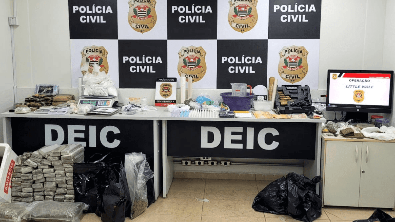 Também foram apreendidos dinheiro, arma e munições