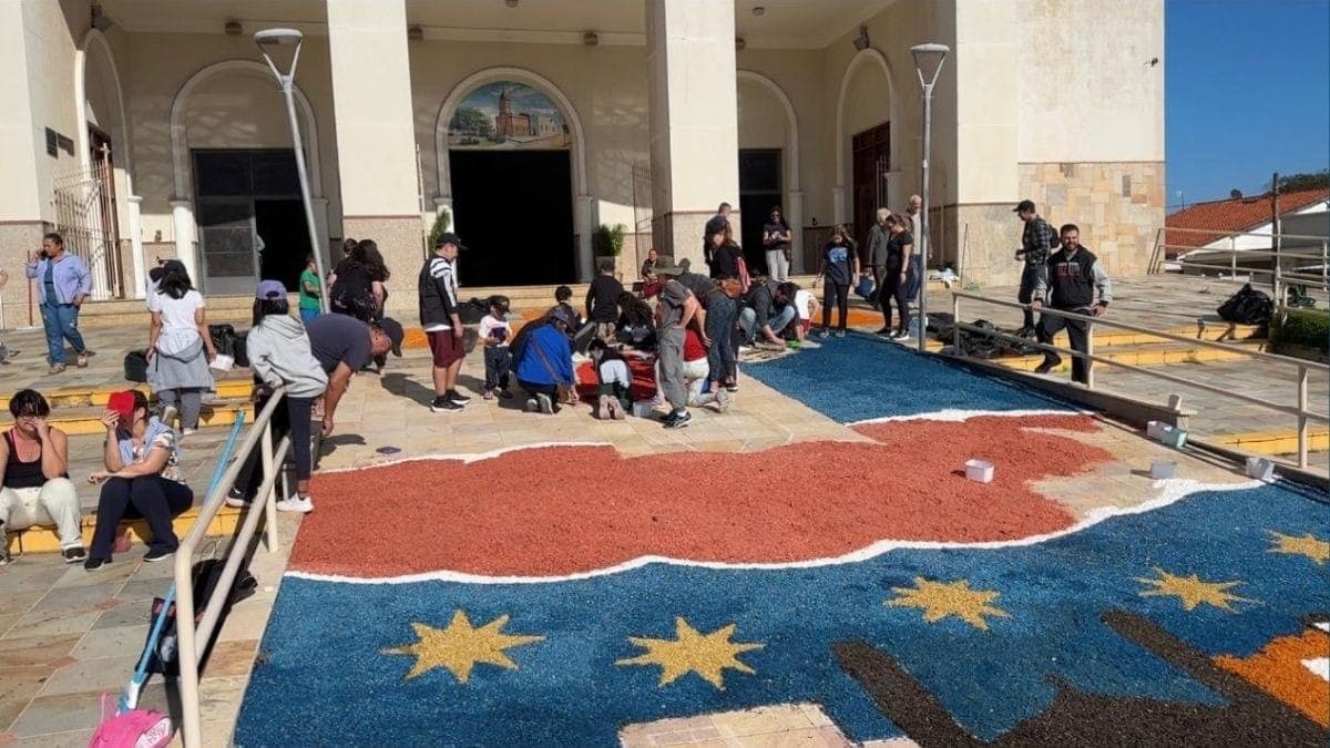 Concentração foi em frente à Igreja Matriz Sant'Ana