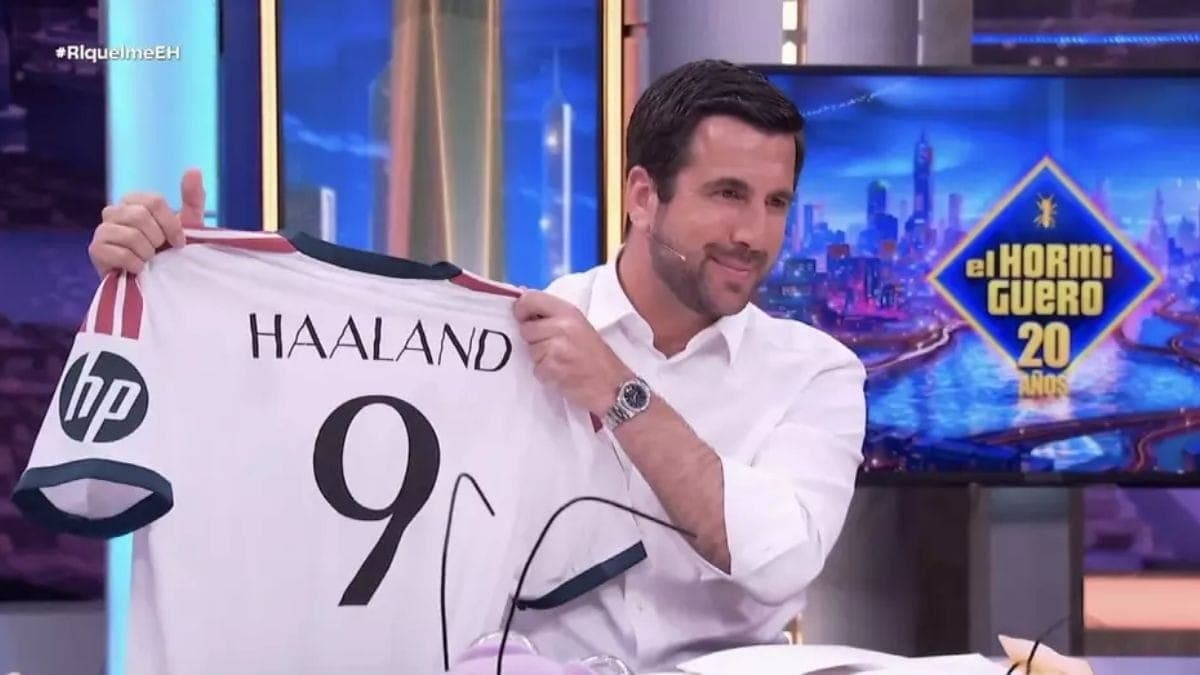 Enrique Riquelme com a camisa do Real Madrid com o nome de Haaland