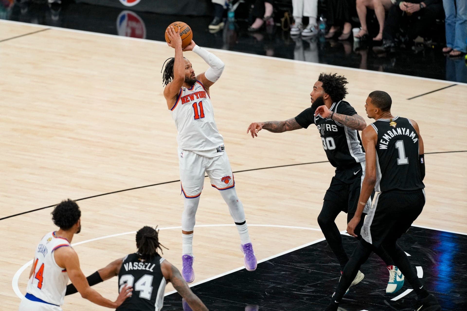 Jalen Brunson, dos Knicks, acerta cesta enquanto Wembanyama observa pelas Finais da NBA