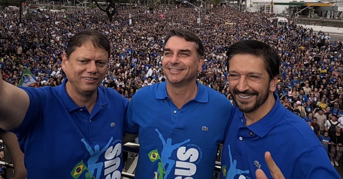 Tarcísio, Flávio Bolsonaro e Ricardo Nunes participam da Marcha Para Jesus