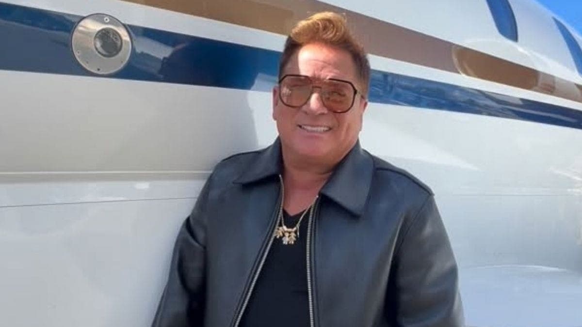 Leonardo posa em frente a jatinho