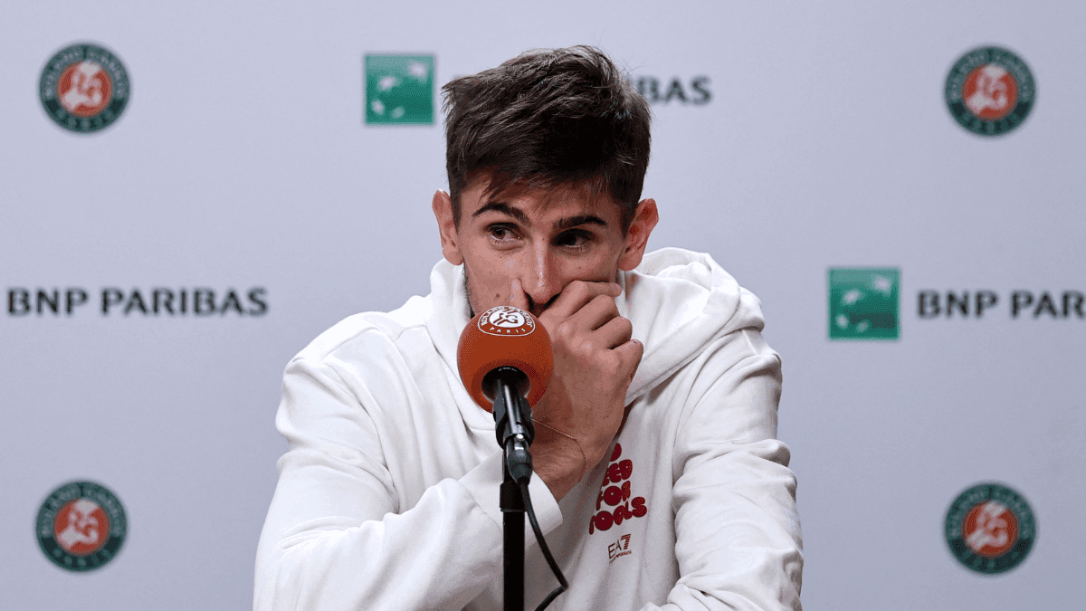 Matteo Arnaldi durante coletiva sofre sua desistência