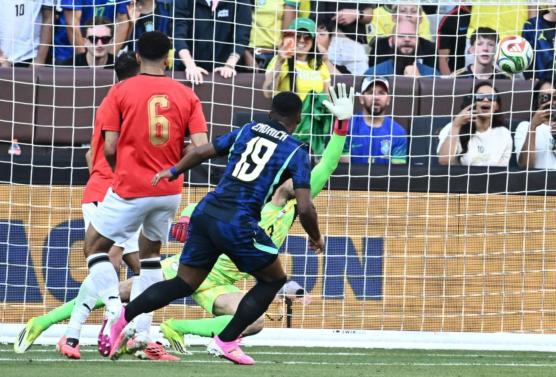 Endrick faz o segundo gol do Brasil