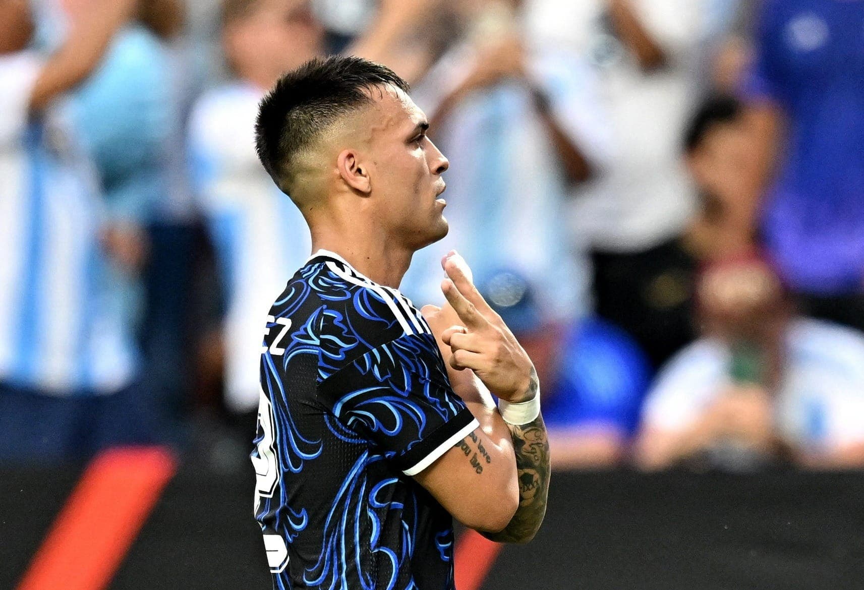 Lautaro Martinez comemora gol da Argentina