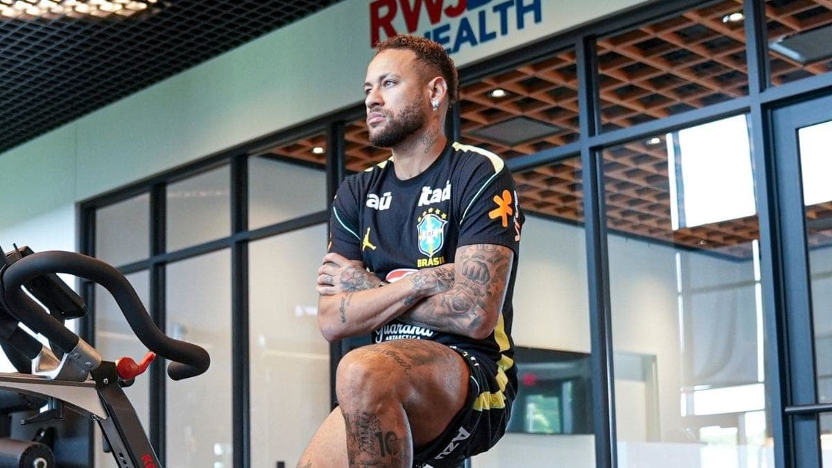 Neymar faz fisioterapia em Nova Jersey