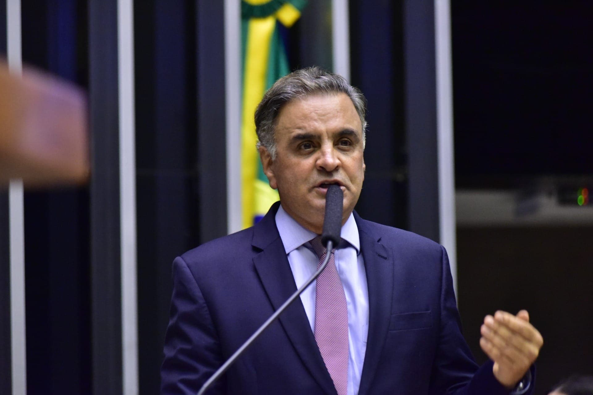 Aécio condiciona candidatura ao Planalto a chance de romper polarização