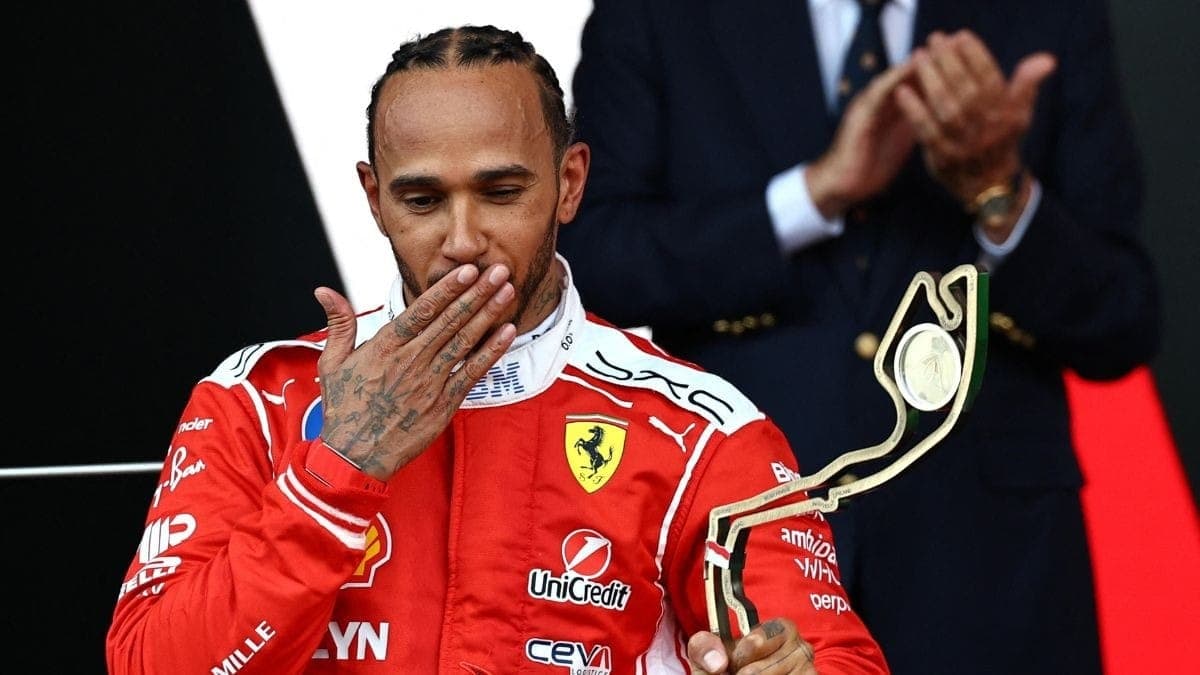 Lewis Hamilton comemora pódio em Mônaco