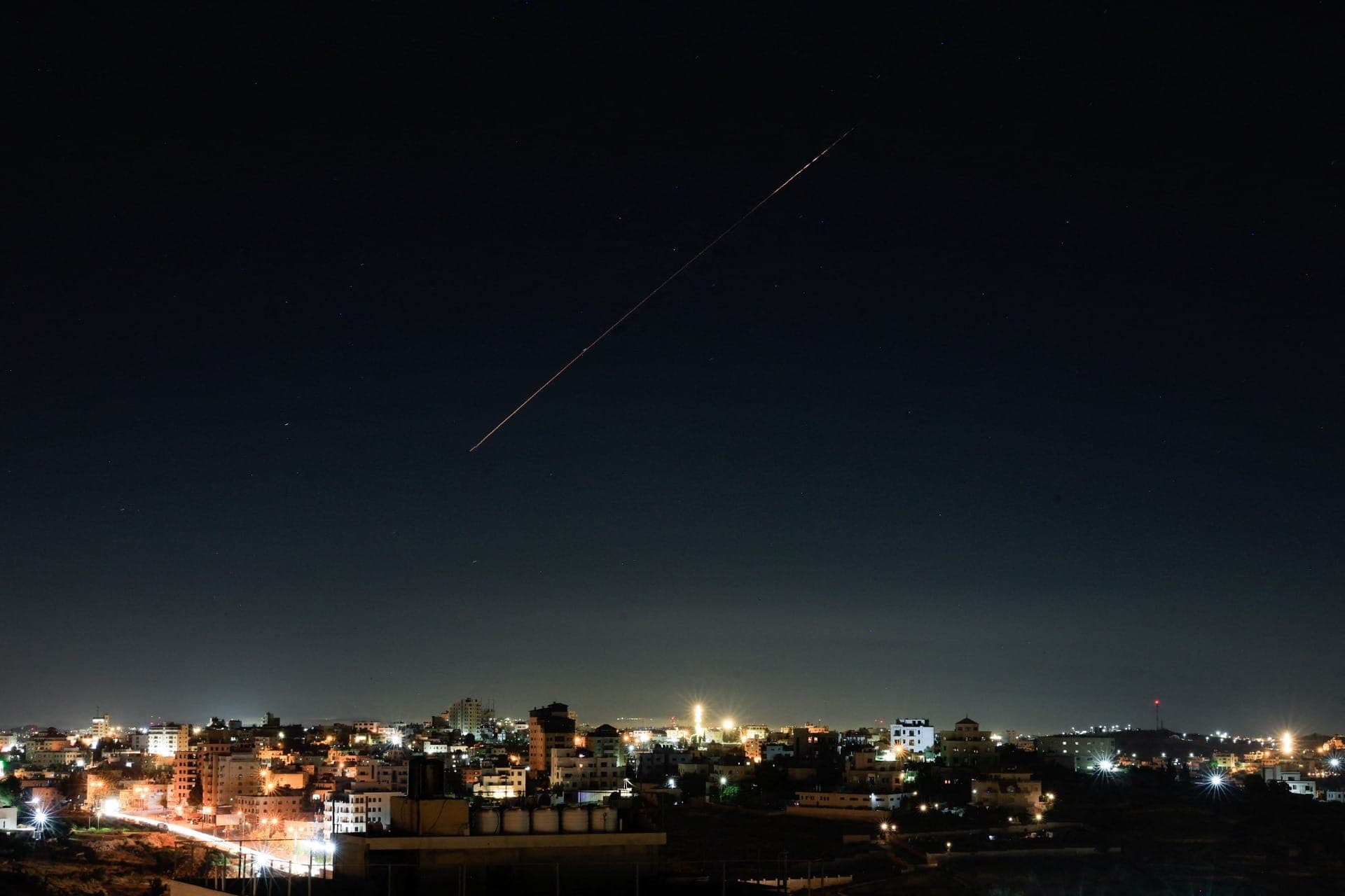 Míssil anti-aéreo israelense corta o céu do país