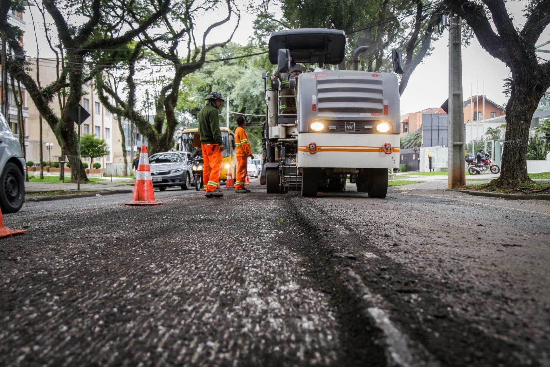 Prefeitura inicia recuperação de 5 km de pavimento em ruas da Regional Portão