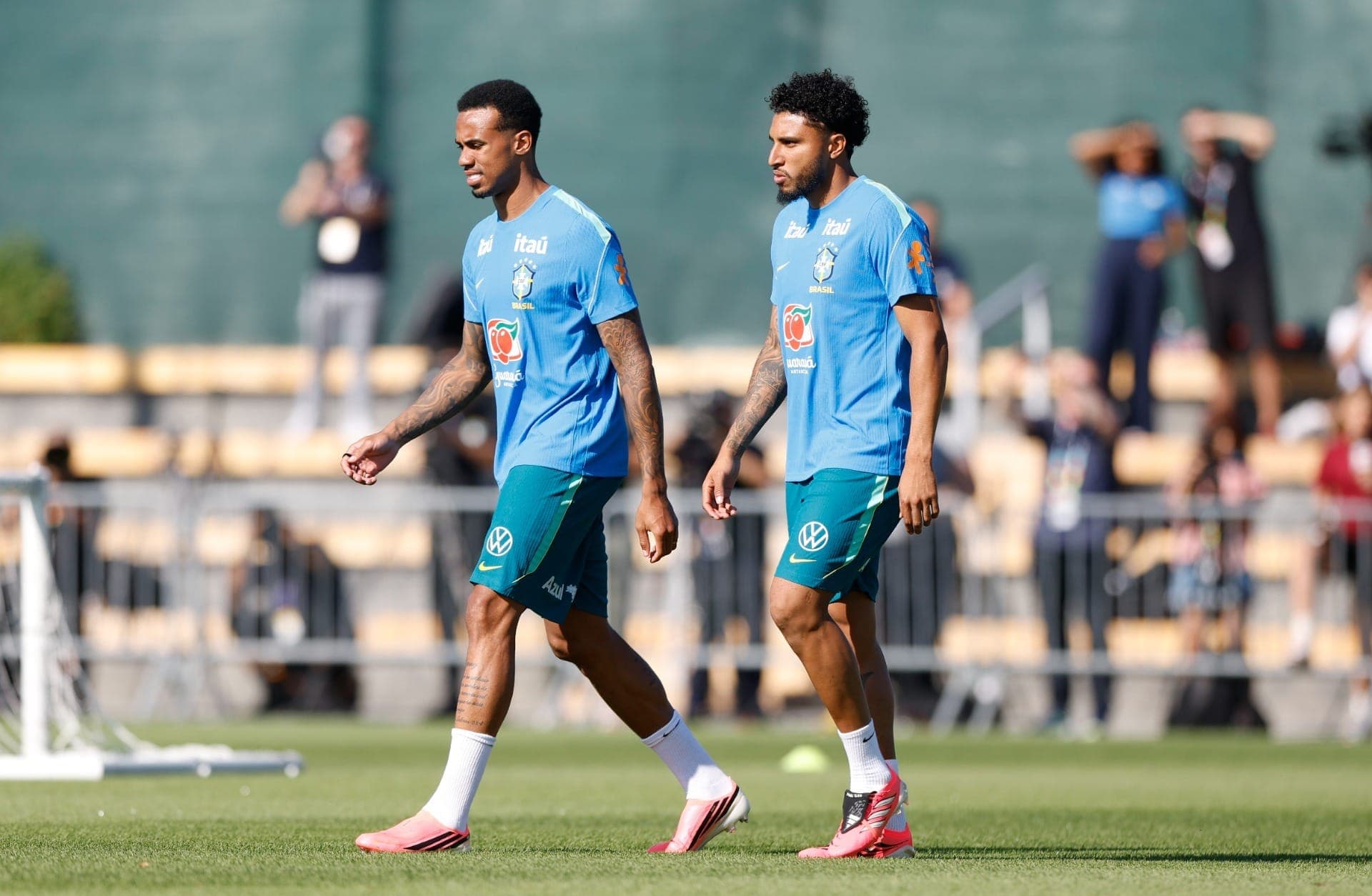 Éderson (dir.) no treino da Seleção