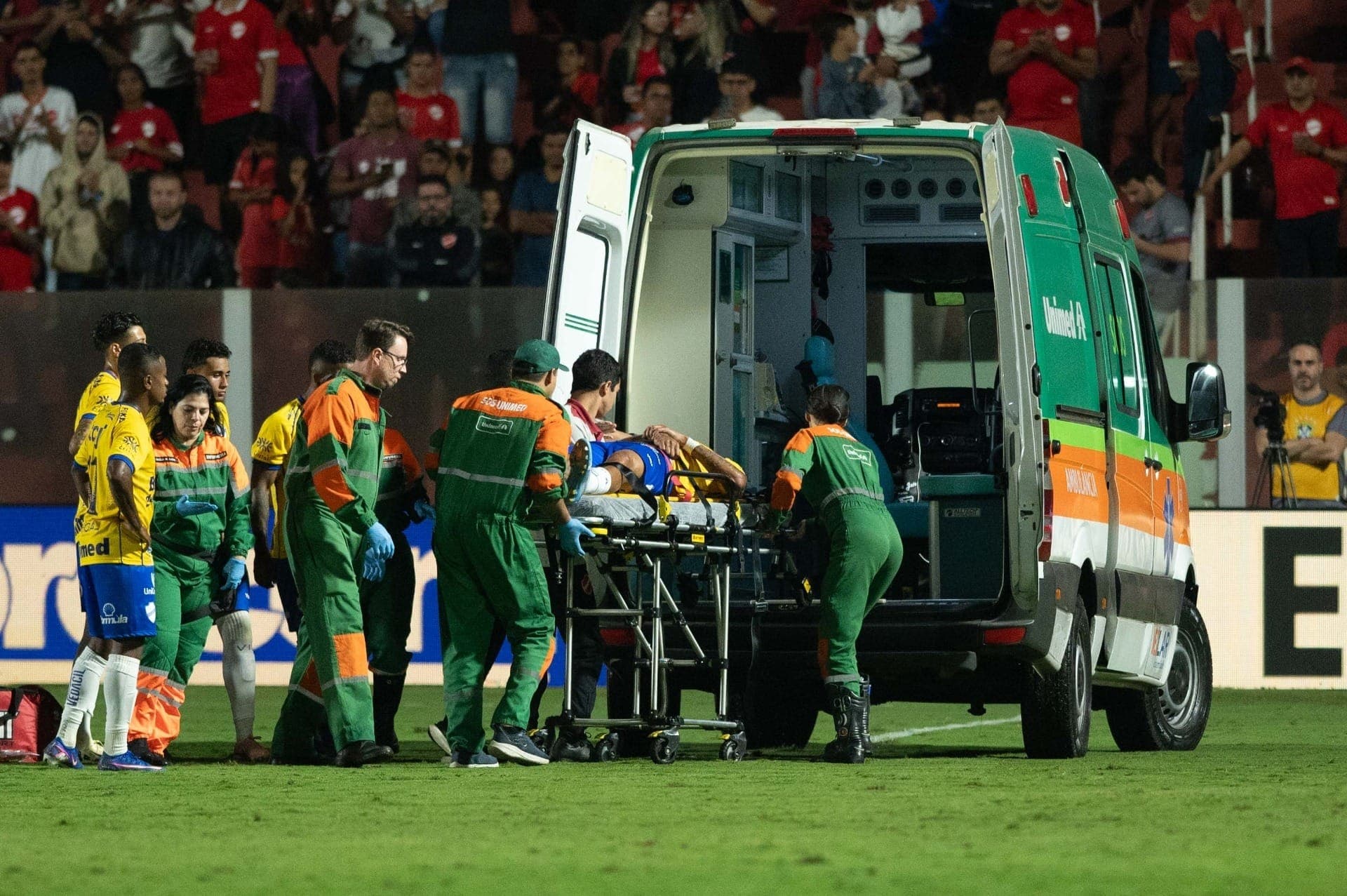 Formiga sai de ambulância no jogo do Vila Nova