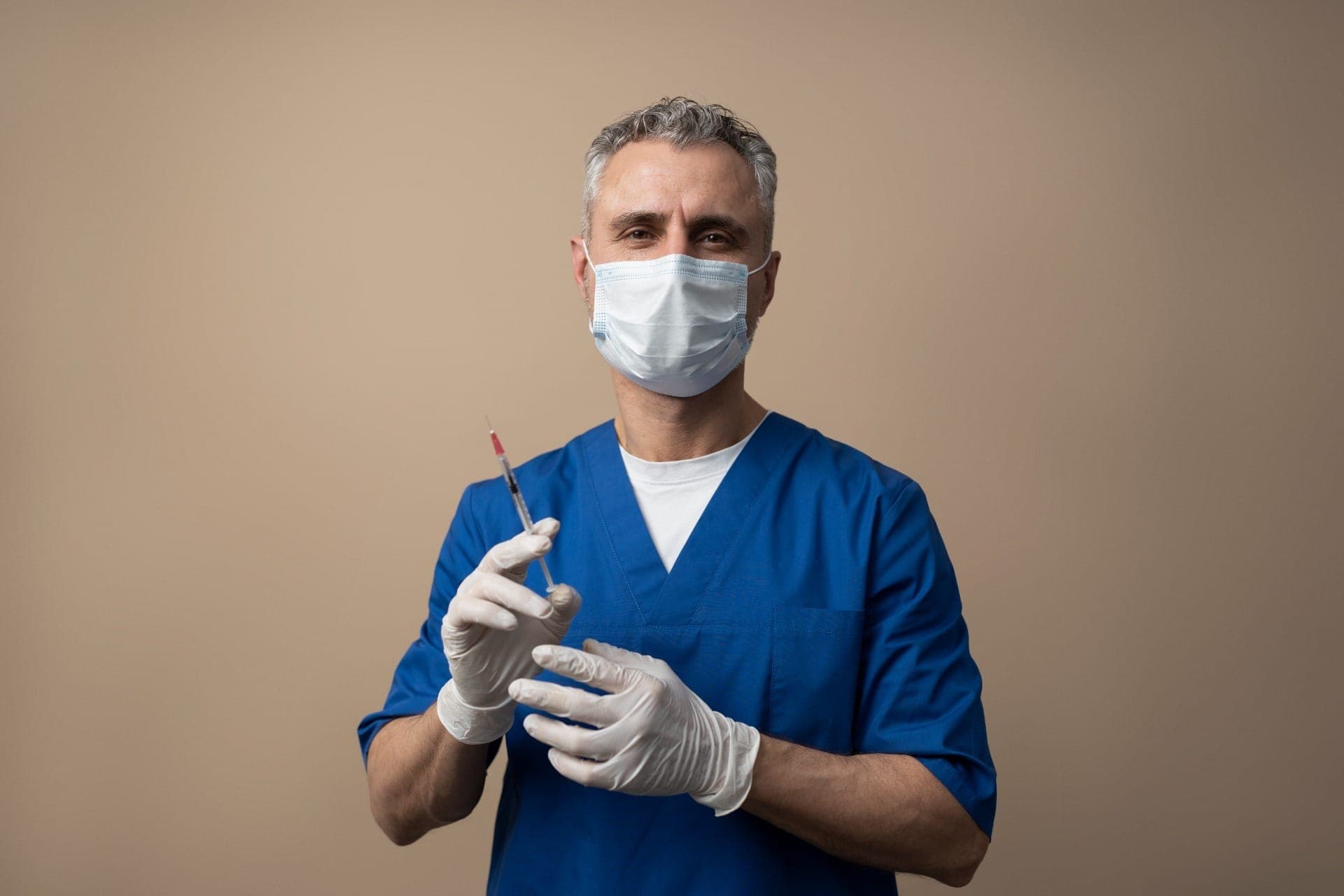 Anestesiologista monitora paciente e garante segurança durante a cirurgia