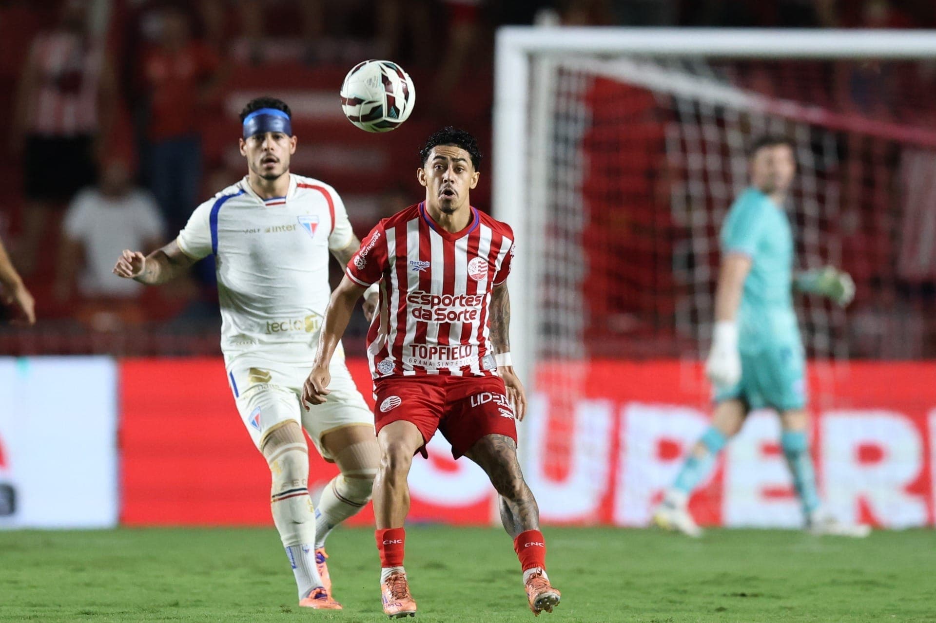 Dodô, do Náutico, observa a bola contra o Fortaleza pela Série B