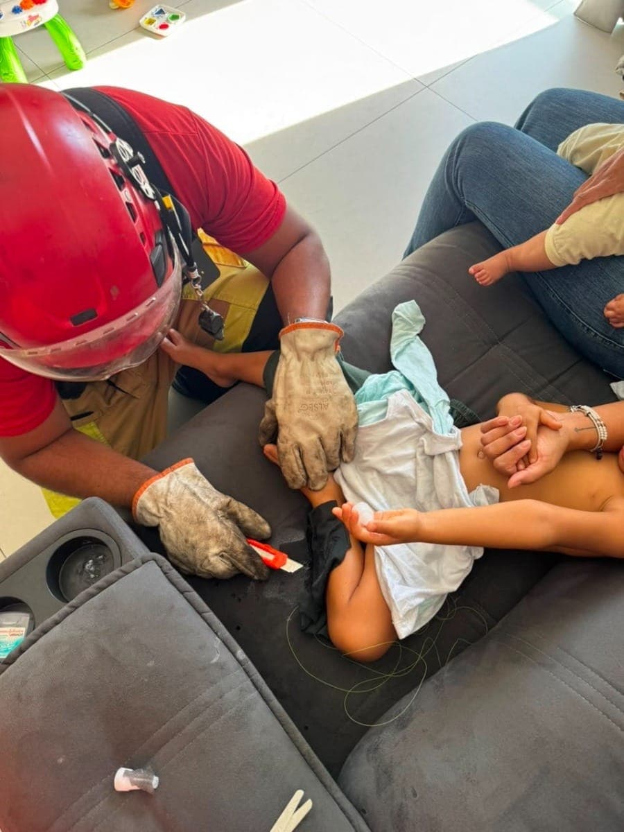 Criança fica colada em sofa