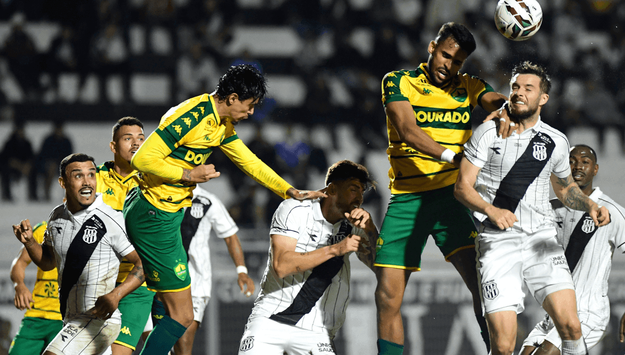 Disputa na partida desta terça-feira(09)