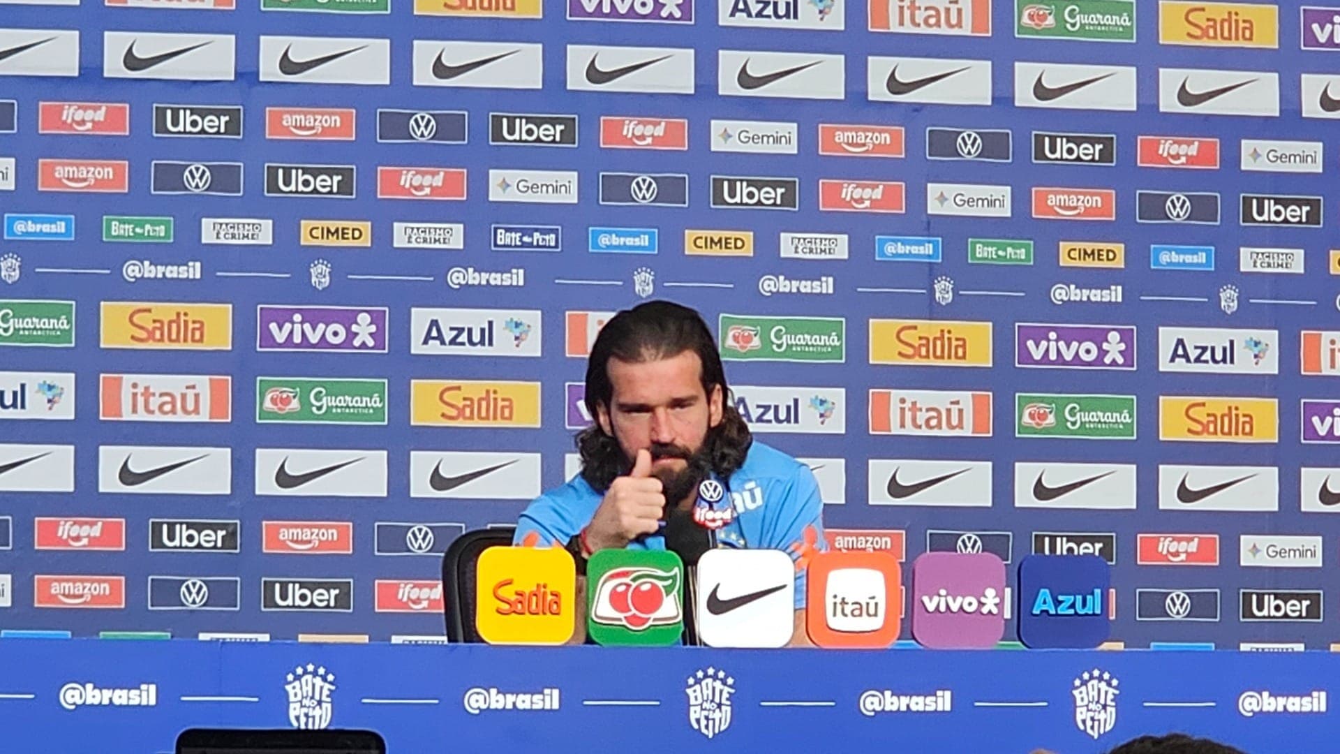 Alisson em coletiva da Seleção Brasileira