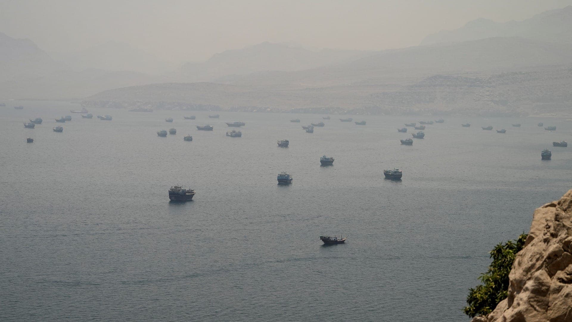 Embarcações estão ancoradas no Estreito de Ormuz, como visto de Musandam