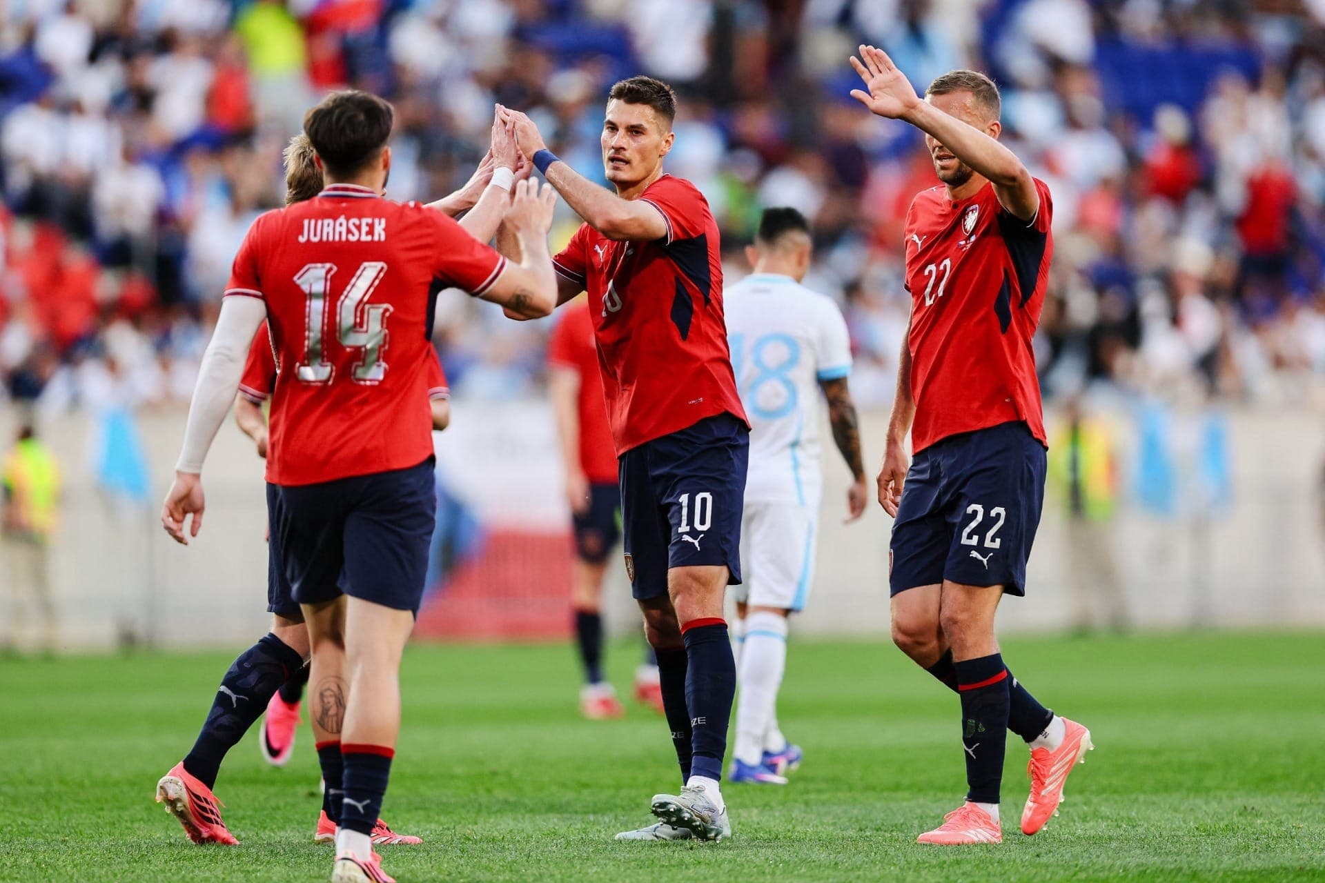 Jogadores da República Tcheca comemoram gol