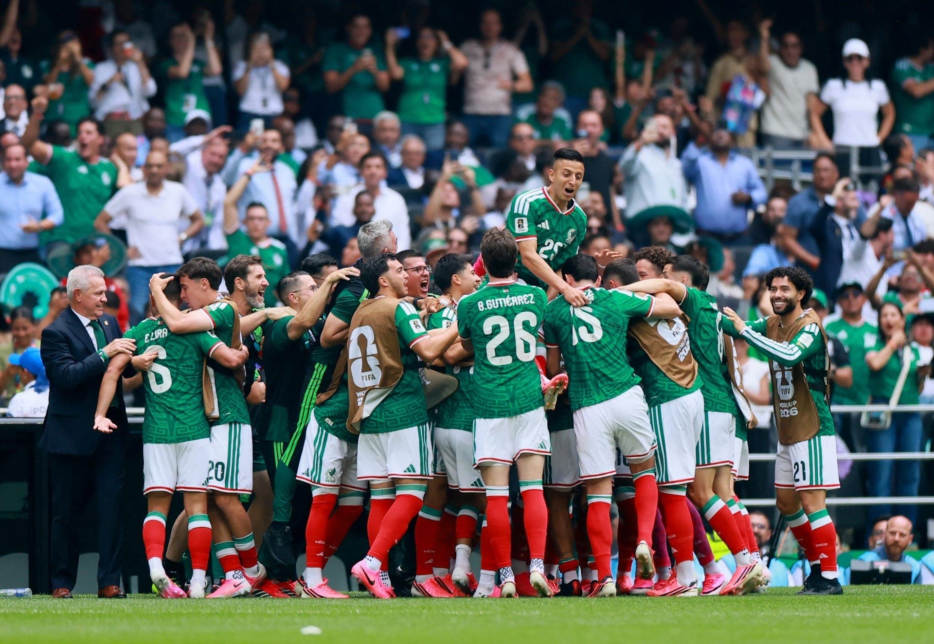 Jogadores do México comemorando o gol da vitória contra a África do Sul